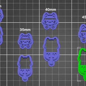 Puede incluir: Un conjunto de cortadores de galletas con forma de gato en varios tamaños, de 30 mm a 45 mm. Los cortadores son azules, con un cortador verde. El diseño presenta una cara y un cuerpo de gato sonriente, ideal para hornear.