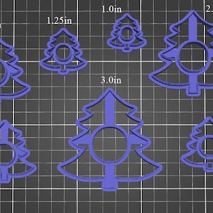 以下が含まれることがあります： さまざまなサイズの青いプラスチック製のクリスマスツリー型クッキーカッターのコレクション。各カッターには、中央に円形の切り抜きがあります。サイズは2.5cmから7.6cmです。