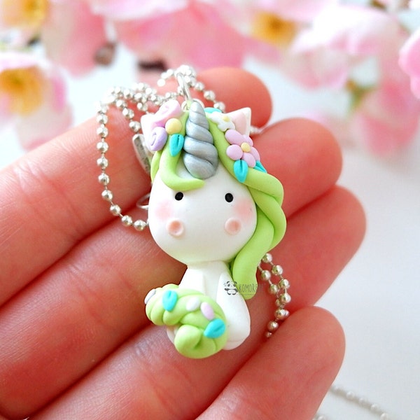 Portachiavi Unicorno Primavera in Fimo, collana unicorno con fiori e foglie, colori pastello, corno argento, fatto a mano