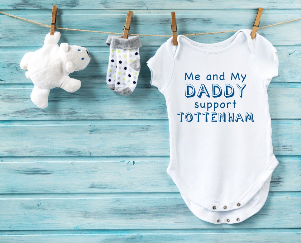 Spurs Tottenham Football Bodysuit Babygrow Bib Hat Vest FREE Dummy Clip Spurs Tottenham Football Bodysuit Babygrow Bib Hat Vest FREE Dummy Clip