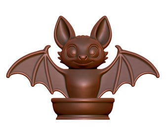 Könnte beinhalten: Braune, fledermausförmige Dekoration mit ausgebreiteten Flügeln. Die Fledermaus hat große Ohren, ein lächelndes Gesicht und eine kleine schalenförmige Basis. Geeignet für Halloween oder thematische Dekorationen.