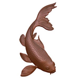 Op de afbeelding: Een bronzen koi-karper sculptuur met gedetailleerde schubben en vinnen. De vis is afgebeeld in een dynamische pose, met zijn staart omhoog gebogen. De sculptuur is waarschijnlijk gemaakt van metaal en is geschikt voor binnen- of buitendecoratie.