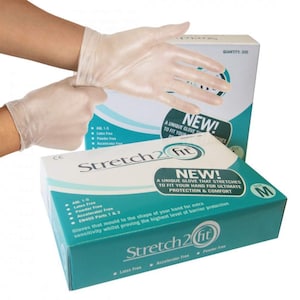 Puede incluir: Una caja de guantes de nitrilo Stretch2Fit talla M. La caja es azul y verde con el texto "Stretch2Fit" y "¡Nuevo! Un guante único que se estira para adaptarse a tu mano para una protección y comodidad máximas". La caja también enumera las características de los guantes: sin látex, sin acelerador y sin polvo.