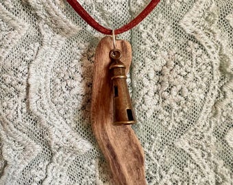 Wunderliche Treibholz-Leuchtturm-Halskette | Cottagecore Waldschmuck | Natur Anhänger | Rustikale Boho Halskette | Küsten Umweltfreundlich