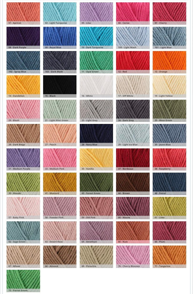 K&ouml;nnte beinhalten: Eine Farbkarte mit Garnproben, wobei jede Farbe mit einer Nummer und einem Namen gekennzeichnet ist. Die Farben umfassen Aprikose, Hellt&uuml;rkis, Flieder, Kirsche, Kirsche, Dunkelviolett, K&ouml;nigsblau, Dunkelblau, Hellw&auml;sche, Hellblau, Spr&uuml;hblau, Dunkelw&auml;sche, Opalgr&uuml;n, Rot, Orange, L&ouml;wenzahn, Schwarz, Wei&szlig;, Cremewei&szlig;, Hellgelb, Rouge, Hellmintgr&uuml;n, Hellgrau, Dunkelgrau, Moosgr&uuml;n, Dunkelbeige, Pfirsich, Marineblau, Hellblaugr&uuml;n, Jeansblau, Mittelviolett, Mittelrosa, Vanille, Bordeaux, Himbeere, Wasabi, Senf, Waldgr&uuml;n, Braun, Petrol, Babyrosa, Puderrosa, Altrosa, Mauve, Limette, Salbeigr&uuml;n, W&uuml;stenrose, Amethyst, Rost, Pflaume, Weizen, Mandel, Pistazie, Kirschbl&uuml;te, Mandarine und Papageigr&uuml;n.