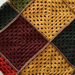 Coperta lana e alpaca lavorata ad uncinetto, motivo a quadri, calda e  morbida, copriletto traforato, lavorata a mano cod.68 -  Italia