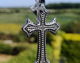 Llavero con crucifijo gótico grande