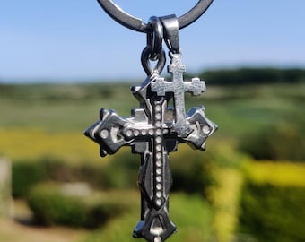 Llavero con crucifijo latino