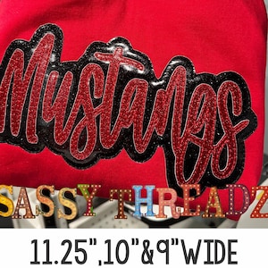 Könnte beinhalten: Rotes Glitzer-Bügelbild mit schwarzem Umriss, das "Mustangs" sagt. Unter dem Design befindet sich ein Schild mit der Aufschrift "SASSY THREADZ" in bunten Buchstaben mit goldenen Akzenten. Der Text "11.25", "10" & "9" WIDE" befindet sich unter dem Schild.