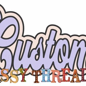 Könnte beinhalten: Ein lila und schwarzes individuelles Logo mit dem Text "Custom" in einer stilisierten Schriftart. Unter dem Logo steht der Text "SASSY THREADZ" in einer bunten, leuchtenden Schriftart.