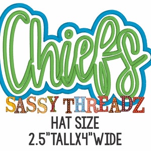 Op de afbeelding: Een groen en blauw geborduurd ontwerp met de tekst "Chiefs" en daaronder de tekst "Sassy Threadz". De tekst "Hat Size 6,35cm hoog x 10,16cm breed" is ook opgenomen.