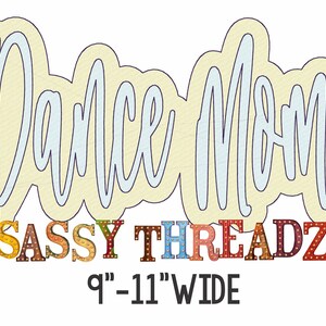 Puede incluir: Un diseño "Dance Mom" azul claro con un contorno amarillo. Las palabras "SASSY THREADZ" están en letras mayúsculas de colores con bombillas. El texto "9" - 11" WIDE" está debajo del diseño.