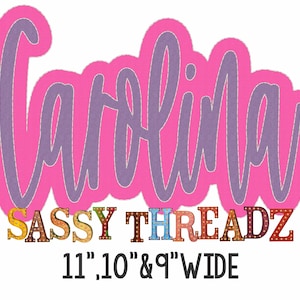 Puede incluir: Texto morado "Carolina" con un contorno rosa. Debajo del texto está "SASSY THREADZ" en letras de bloque de colores con bombillas. El texto "11", "10", y "9" WIDE" está debajo de las letras.