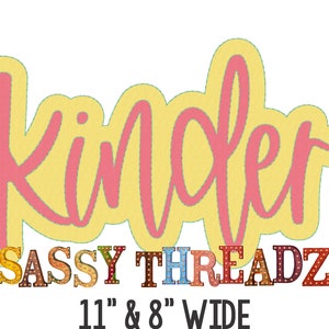 Könnte beinhalten: Ein gelbes und rosafarbenes Schild mit dem Text "kinder SASSY THREADZ 11" & 8" WIDE" in bunten Buchstaben mit Glühbirnen.
