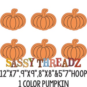 Pode incluir: Seis contornos de abóbora laranja de diferentes tamanhos para bordar. O texto "SASSY THREADZ" está abaixo das abóboras em letras coloridas. O texto "12"X7",9"x9",8"X8"&5"7"HOOP" está abaixo do texto "SASSY THREADZ". O texto "1 COLOR PUMPKIN" está abaixo dos tamanhos do aro.