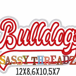Könnte beinhalten: Ein rot-weißes Stickdesign mit dem Wort "Bulldogs" in kursiver Schrift. Darunter steht der Text "SASSY THREADZ" in bunten Buchstaben. Die Abmessungen betragen 30.5x21.8x26.7x17.8 cm.