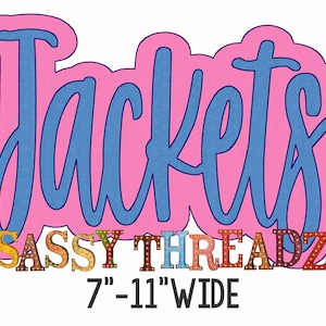 Könnte beinhalten: Rosa und blaues Ausschnittdesign des Wortes "Jackets" mit dem Text "SASSY THREADZ" und "7"-11" WIDE" darunter.