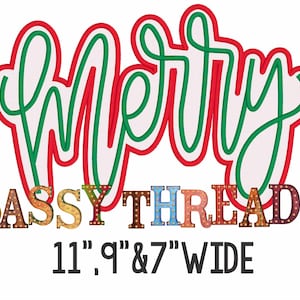 Może przedstawiać: Świąteczny projekt z napisem „MERRY” w czerwonym i zielonym skrypcie, z tekstem „SASSY THREADZ” poniżej w kolorowych literach w stylu markizy. Projekt jest dostępny w szerokościach 28 cm, 23 cm i 18 cm.