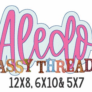 Peut inclure: Un logo avec le mot "Aleedo" en script rose, souligné de bleu, au-dessus des mots "Sassy Threadz" dans une police colorée et illuminée. En dessous, les tailles 12X8, 6X10 et 5X7 sont affichées en noir.