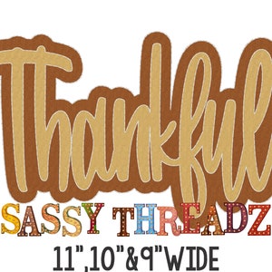 Könnte beinhalten: Ein braunes und goldenes Schild mit der Aufschrift "Thankful" und darunter ein buntes Schild mit der Aufschrift "SASSY THREADZ". Unter dem bunten Schild steht der Text "11, 10 & 9" WIDE.