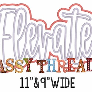 以下が含まれることがあります： 「Elevate」という言葉の白いアウトラインが、ピンクのアウトラインで囲まれています。単語の下には、電球が付いたカラフルなブロック文字で「SASSY THREADZ」というテキストがあります。「11」& 9" WIDE」というテキストは、文字の下にあります。