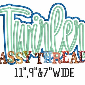 Puede incluir: Un diseño bordado en verde y azul de la palabra "Twirler" con las palabras "SASSY THREADZ" en letras mayúsculas de colores debajo. El texto "11", "9", y "7" WIDE" está debajo de las letras.