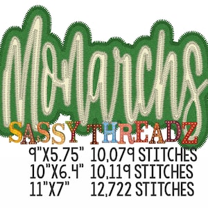 以下が含まれることがあります： 緑色の刺繍デザインで、筆記体で「Monarchs」という言葉が書かれています。 下には「SASSY THREADZ」という文字が表示されています。 画像にはサイズとステッチ数の詳細が含まれています：22.86cm x 14.61cm、25.4cm x 16.26cm、27.94cm x 17.78cm。