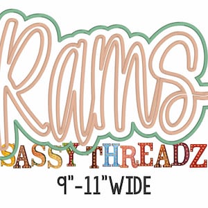 Może przedstawiać: Projekt sztuki słownej w jasnozielonym i brzoskwiniowym kolorze, który mówi "Rams" z jasnozielonym obramowaniem. Pod sztuką słowną znajduje się kolorowy znak, który mówi "SASSY THREADZ" w retro stylu czcionki. Znak ma szerokość 9-11 cali.