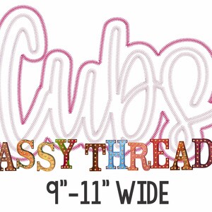 Peut inclure: Broderie du mot "Cute" en fil rose avec un contour blanc. Sous le mot se trouve le texte "SASSY THREADZ" en lettres majuscules colorées avec des ampoules. Le texte "9" - 11" WIDE" est sous les lettres.