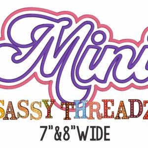 Könnte beinhalten: Lilafarbener Text "Mini" mit rosa Umrandung, darunter der Text "SASSY THREADZ" in bunten Blockbuchstaben mit Glühbirnen und "7" & "8" WIDE in schwarzer Schrift.
