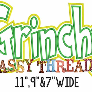 Könnte beinhalten: Das Wort "Grinchy" in Grün und Gelb mit Umrandung, darunter ein farbenfrohes "SASSY THREADZ". Unter dem Logo steht der Text "11", "9", und "7" WIDE".