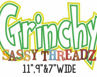 Może przedstawiać: Słowo "Grinchy" w kolorze zielonym i żółtym z obramowaniem, pod nim kolorowe "SASSY THREADZ". Pod logo znajduje się tekst "11", "9", i "7" WIDE".