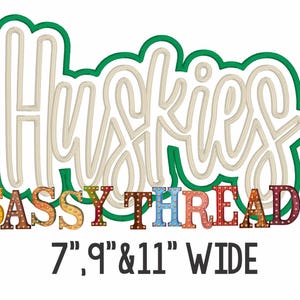Könnte beinhalten: Huskie-Wortkunst mit grünem Umriss und weißem Innenraum. Die Wortkunst ist umgeben von den Wörtern "SASSY THREADZ" in bunten Buchstaben mit Glühbirnen. Der Text "7", "9" und "11" BREIT befindet sich unter der Wortkunst.