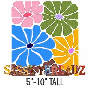 Könnte beinhalten: Ein farbenfrohes Stickmuster mit vier stilisierten Blumen in Rosa, Grün, Blau und Gelb. Das Design ist 5 Zoll breit und 10 Zoll hoch. Der Text "SASSY THREADZ" befindet sich am unteren Rand des Designs.