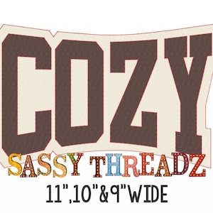 Könnte beinhalten: Brauner "COZY"-Text auf weißem Hintergrund, darunter ein bunter "SASSY THREADZ"-Text. Der Text "11", "10" und "9" WIDE" befindet sich unter dem bunten Text.