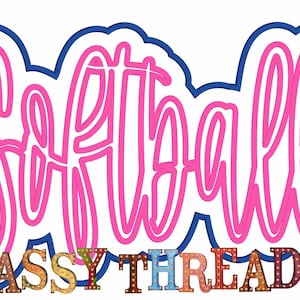 Könnte beinhalten: Grafikdesign mit dem Wort "Softball" in rosa Schrift, umrandet in Weiß und Blau, über dem Text "Sassy Threadz" in einer farbenfrohen, dekorativen Schriftart. Das Design ist vor einem weißen Hintergrund.