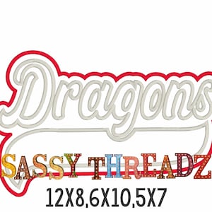Può includere: Un design bianco e rosso con la parola "Dragons" in un carattere corsivo, delineato in rosso. Sotto, il testo "SASSY THREADZ" è in lettere colorate e decorative. Le dimensioni sono indicate come 12x8, 6x10,5 e 5x7 cm.