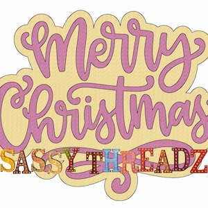 Może przedstawiać: Świąteczny design z napisem "Merry Christmas" w różowej kursywie, obrysowanym ciemniejszym różem, na jasnym żółtym tle. Tekst "SASSY THREADZ" znajduje się poniżej w kolorowej, kropkowanej czcionce.
