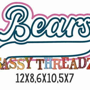 Könnte beinhalten: Grafikdesign mit dem Wort "Bears" in Schreibschrift, umrandet in Rosa und Dunkelblau, mit Platz für Text darunter. Der Text "SASSY THREADZ" steht darunter, mit den Maßen 12x8, 6x10,5 und 5x7 cm.