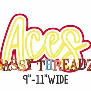 Może przedstawiać: Na białym tle tekst "Aces" w kolorze żółtym i czerwonym, z napisem "Sassy Threadz" poniżej w różnych kolorach. Tekst "9"-11" WIDE" znajduje się na dole. Projekt nadaje się do odzieży i akcesoriów.