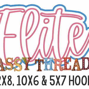Könnte beinhalten: Ein pinkfarbenes und blaues Neon-Schild mit der Aufschrift "Elite Sassy Threadz" und einem bunten Glühbirnen-Design. Das Schild trägt außerdem die Aufschrift "12x8, 10x6 & 5x7 Hoops".