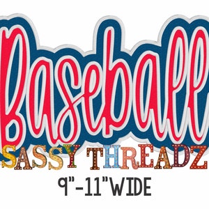 Könnte beinhalten: Rote und weiße "Baseball"-Beschriftung mit blauem Umriss. Der Text "SASSY THREADZ" befindet sich darunter in bunten Blockbuchstaben mit Glühbirnen. Der Text "9" - 11" WIDE" befindet sich unterhalb des Logos.