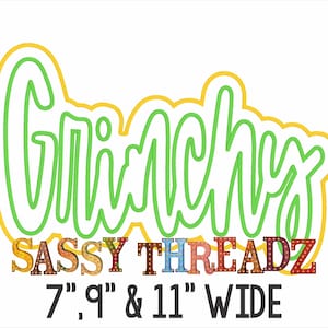 Może przedstawiać: Zielone napisy "Grinch" z żółtym obramowaniem. Pod napisami znajduje się tekst "SASSY THREADZ" w kolorowych literach blokowych z żarówkami. Tekst "7", "9" i "11" WIDE znajduje się pod napisami.
