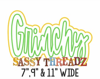 Może przedstawiać: Zielone napisy "Grinch" z żółtym obramowaniem. Pod napisami znajduje się tekst "SASSY THREADZ" w kolorowych literach blokowych z żarówkami. Tekst "7", "9" i "11" WIDE znajduje się pod napisami.