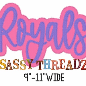 Può includere: Una toppa ricamata rosa e viola con la parola "Royals" in un carattere corsivo. Il testo "SASSY THREADZ" è sotto la parola "Royals" in un carattere colorato e decorativo. La toppa è larga 22.86cm-27.94cm.