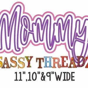 Könnte beinhalten: Lilafarbener Schriftzug "Mommy" mit rosa Umrandung, darunter der Text "SASSY THREADZ" in bunten Blockbuchstaben mit Glühbirnen und der Text "11", "10" und "9" breit in Schwarz.