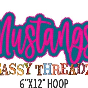 Può includere: Scritta rosa "Mustangs" con contorno blu-verde, sotto "SASSY THREADZ" in lettere maiuscole colorate con lampadine, e "6"x"12" HOOP" in testo nero.