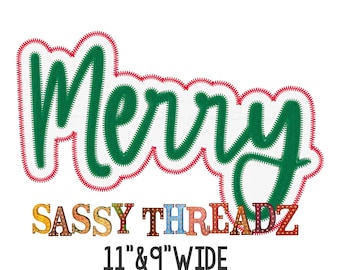 Puede incluir: Un letrero verde "Merry" con un contorno rojo y fondo blanco. Debajo del letrero está el texto "SASSY THREADZ" en letras de colores con bombillas. El texto "11' & 9' WIDE" está debajo del texto de colores.