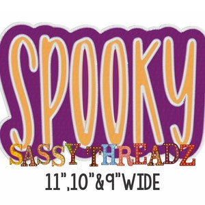 Könnte beinhalten: Lila und orangefarbene "Spooky" Halloween-Applikation mit weißem Umriss. Die Applikation ist 11", 10" und 9" breit. Der Text "SASSY THREADZ" befindet sich unterhalb der Applikation in bunten Buchstaben.