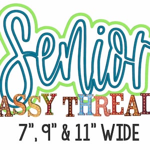 Puede incluir: La palabra "Senior" en cursiva azul turquesa con un contorno verde. Debajo de la palabra está el texto "SASSY THREADZ" en letras mayúsculas de colores con bombillas. El texto "7", "9", y "11" WIDE está debajo de las letras.